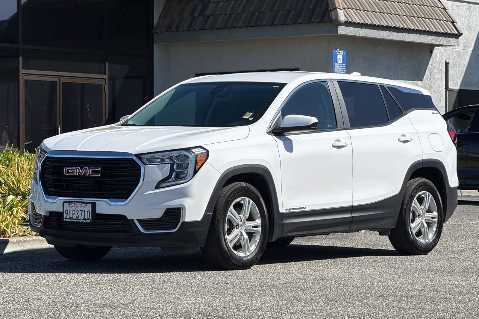 Used 2024 GMC Terrain SLE FWD image 9