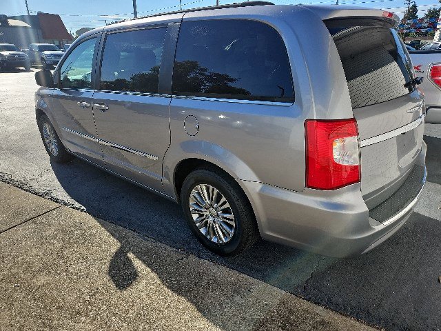 Used 2014 Chrysler Town & Country Touring-L image 3