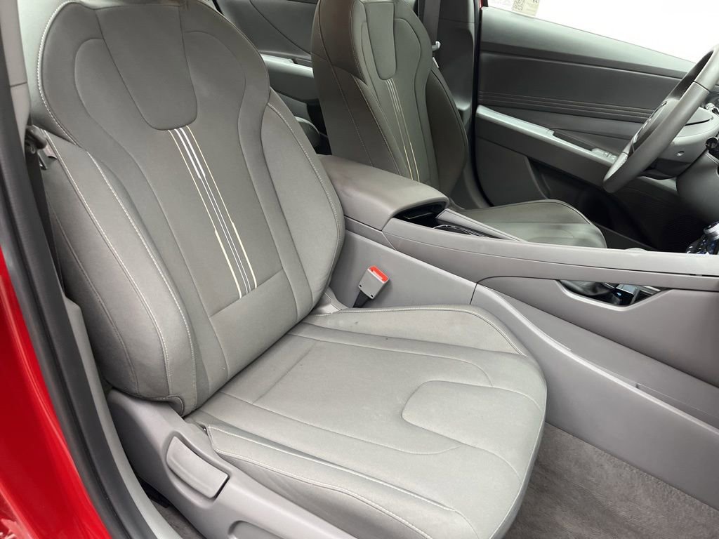 Used 2025 Hyundai Elantra SEL image 19