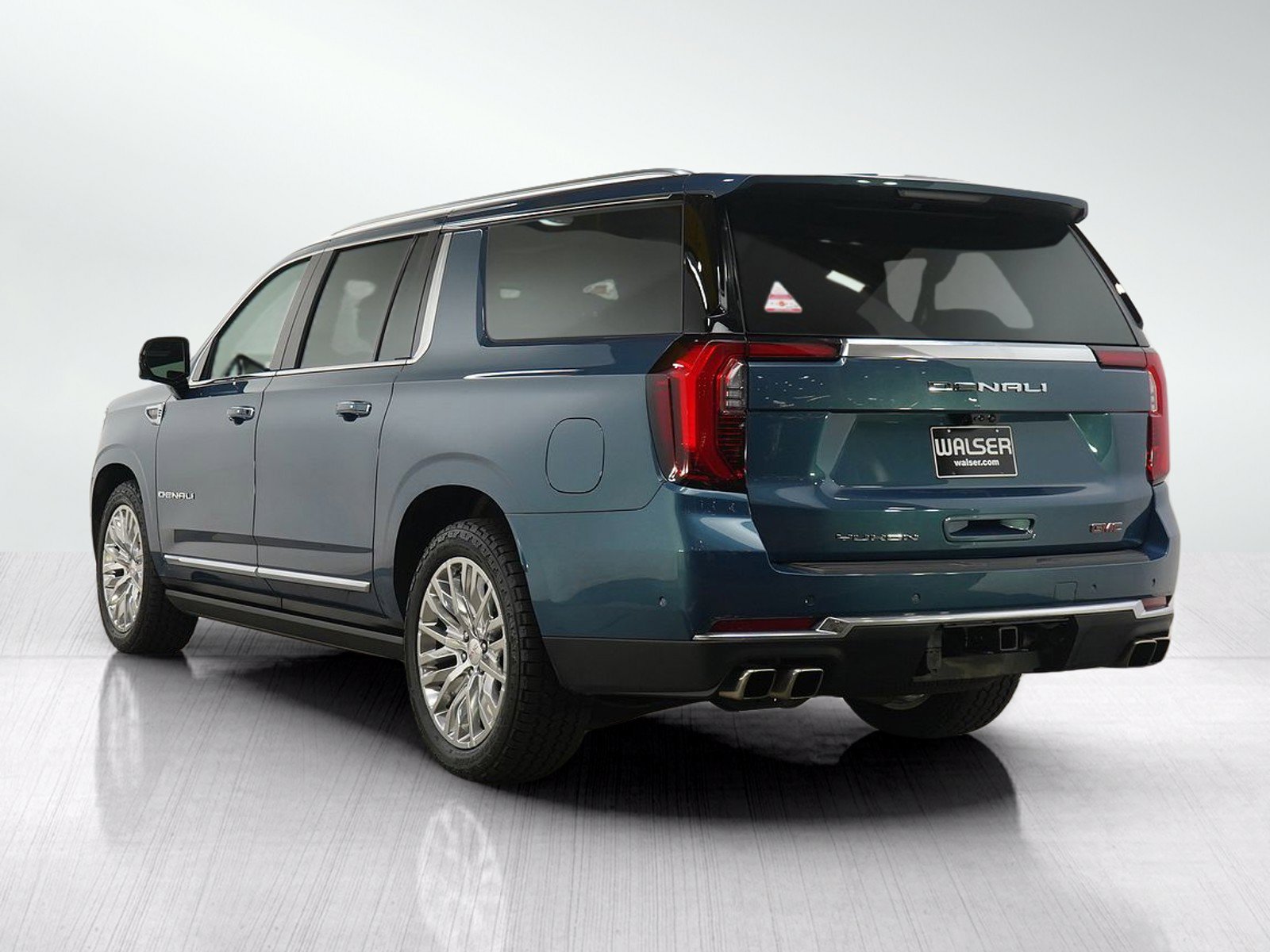 Used 2025 GMC Yukon XL Denali w/ Denali Reserve Package AWD/4WD image 3