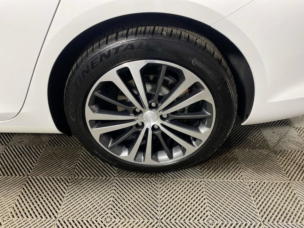 Certified 2018 Buick Regal Essence w/ Driver Confidence Package #1 AWD/4WD image 10