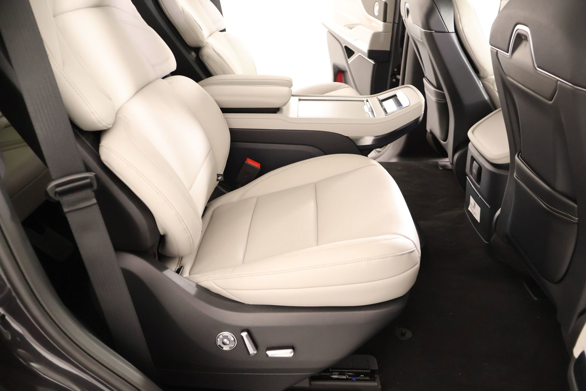 New 2026 Lincoln Navigator Reserve AWD/4WD image 16