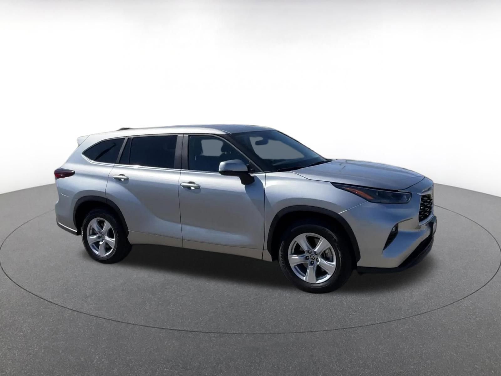Used 2025 Toyota Highlander LE FWD image 2