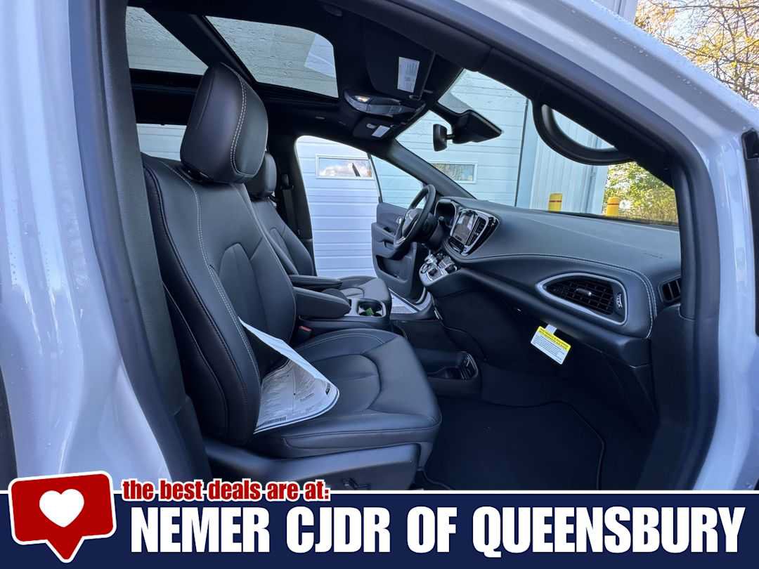 New 2026 Chrysler Pacifica Select AWD/4WD image 25