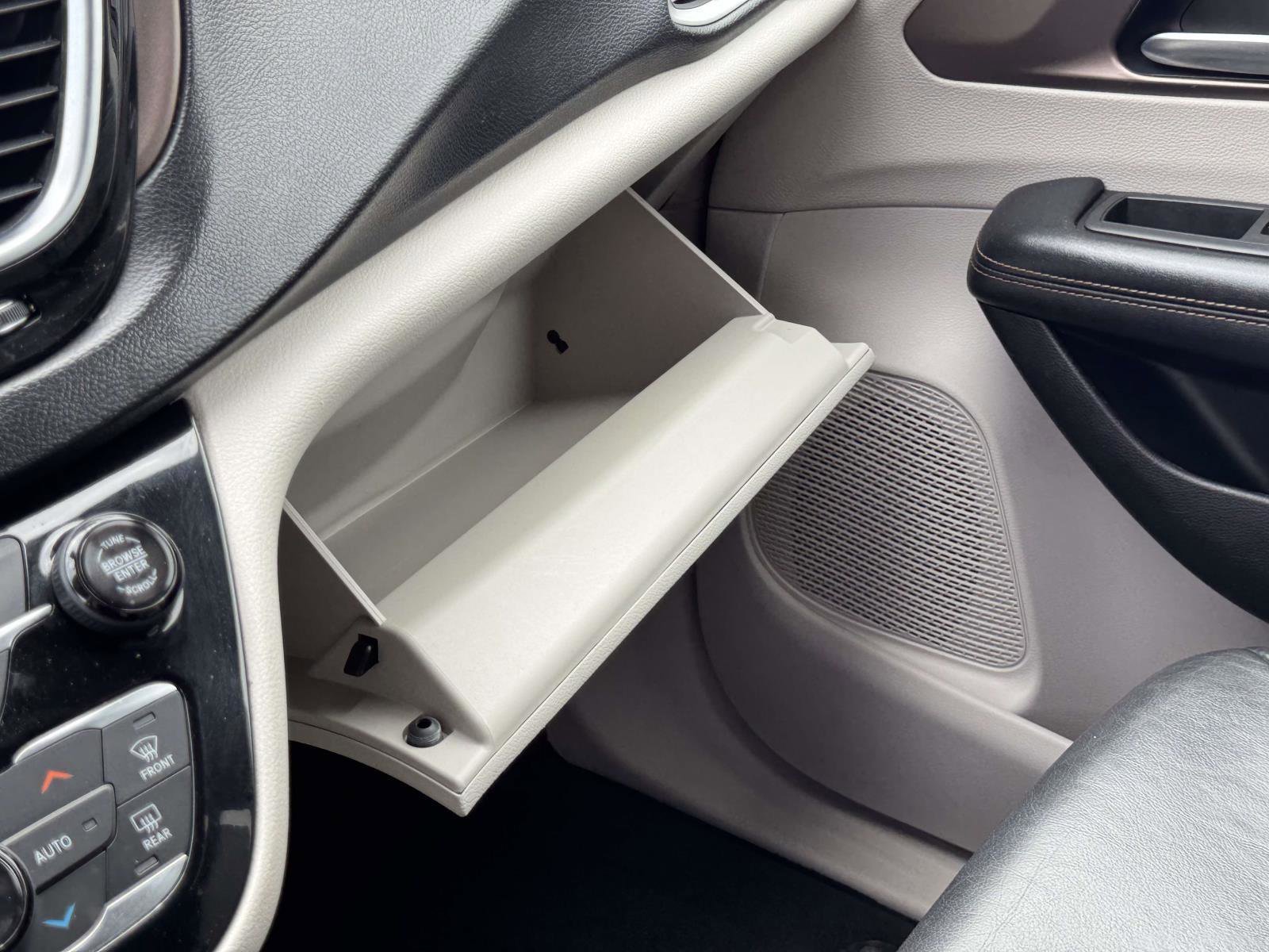 Used 2019 Chrysler Pacifica Touring-L FWD image 30