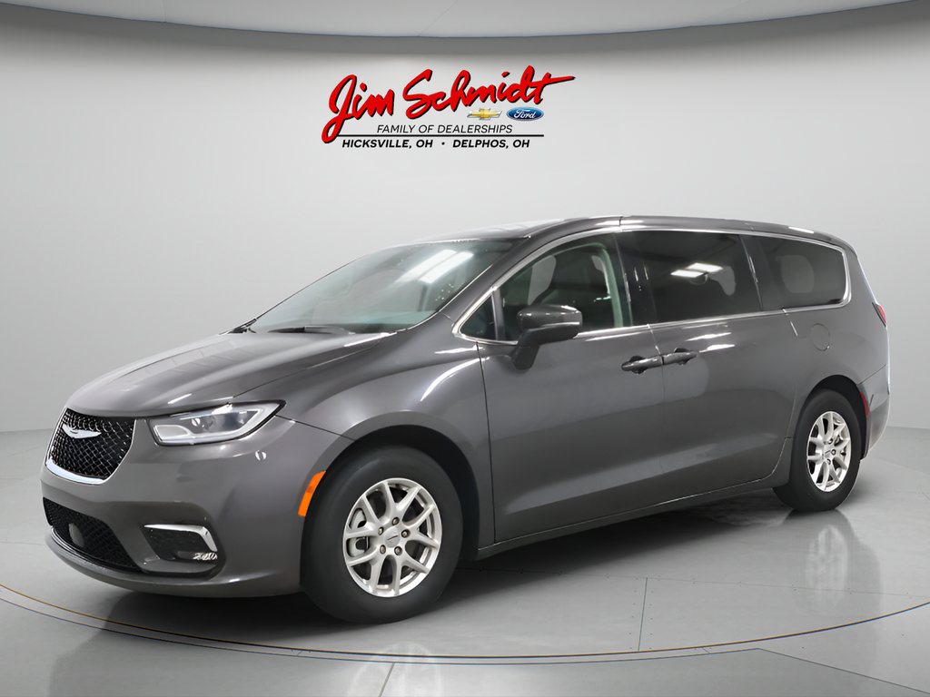 Used 2023 Chrysler Pacifica Touring-L FWD image 2
