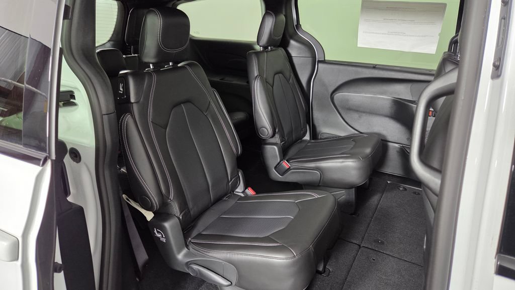 New 2025 Chrysler Pacifica Select w/ Fav Edition Package FWD image 33