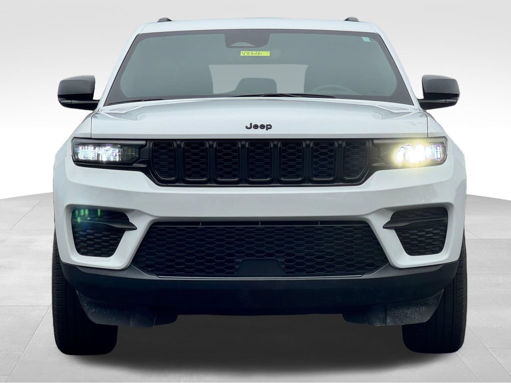 Used 2024 Jeep Grand Cherokee Altitude AWD/4WD image 2