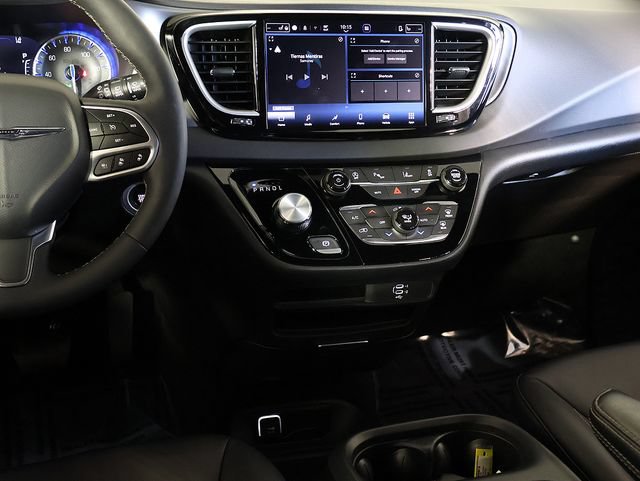 Used 2026 Chrysler Pacifica Select FWD image 17