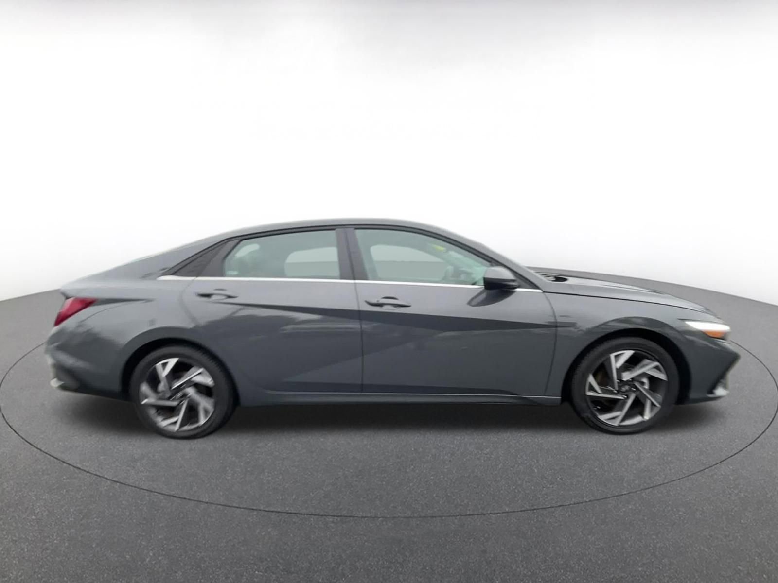 Used 2025 Hyundai Elantra SEL image 16