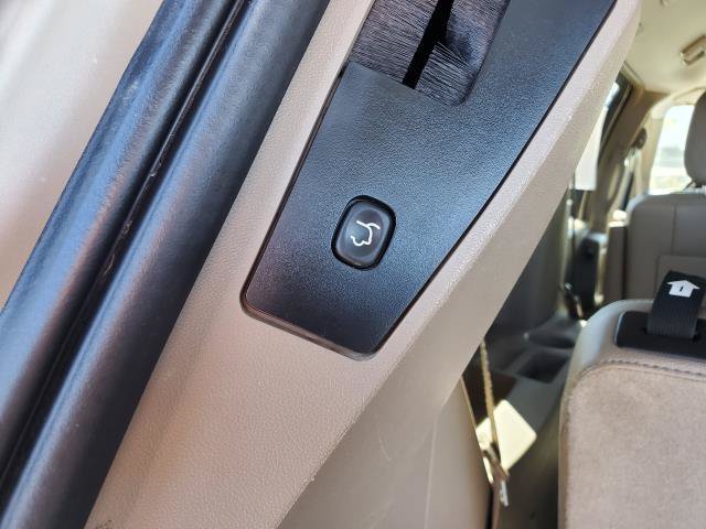 Used 2014 Chrysler Town & Country Touring FWD image 27