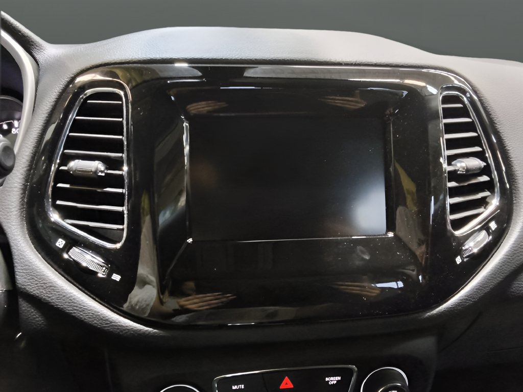 Used 2020 Jeep Compass Latitude FWD image 18