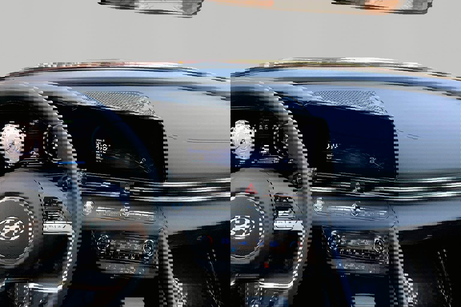 Used 2025 Hyundai Elantra SEL image 9