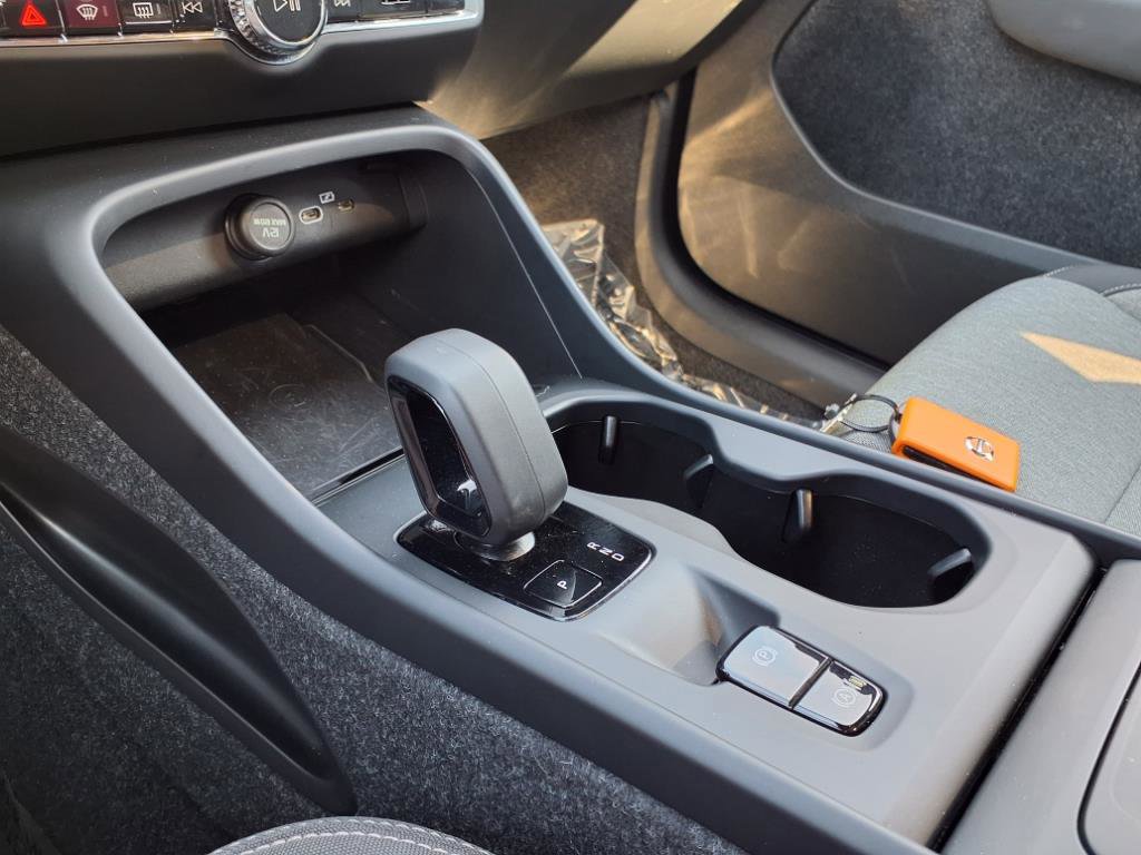 Used 2025 Volvo XC40 B5 Core image 11