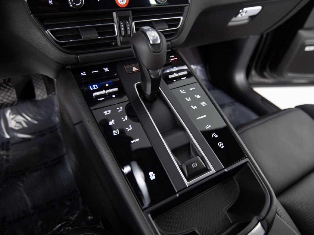 Certified 2026 Porsche Macan AWD/4WD image 29