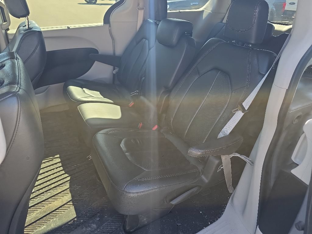 Used 2018 Chrysler Pacifica Touring-L FWD image 12