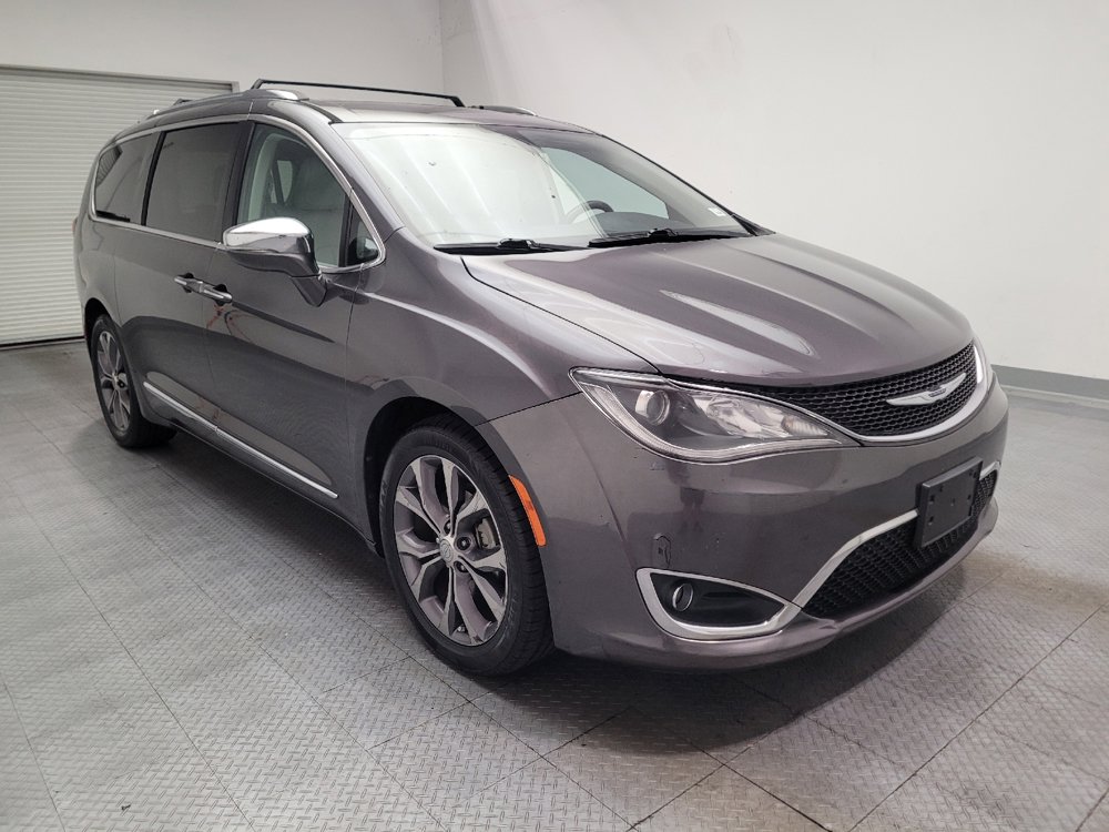 Used 2017 Chrysler Pacifica Limited w/ UConnect Theater Package FWD image 13