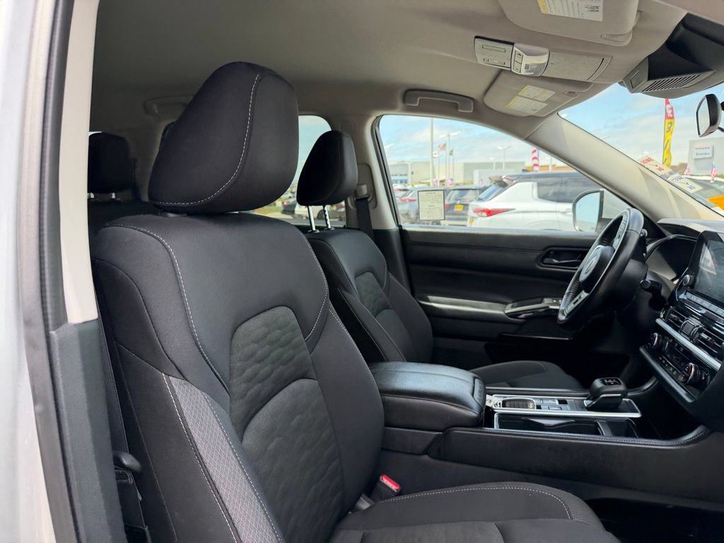Used 2025 Nissan Pathfinder SV FWD image 19