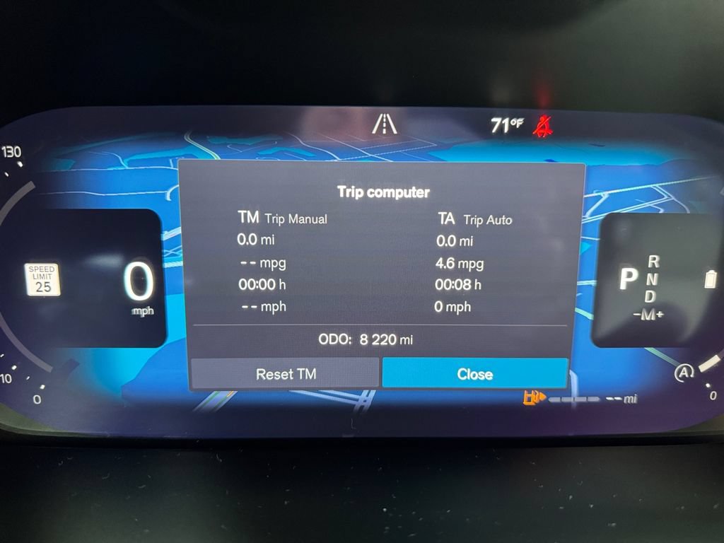 Used 2025 Volvo XC40 B5 Plus AWD/4WD image 29