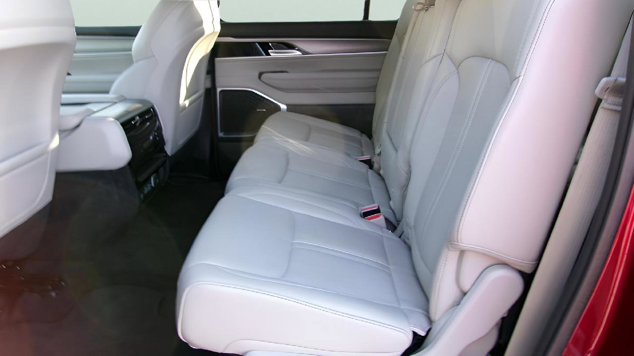 Used 2025 Jeep Wagoneer 4WD image 10