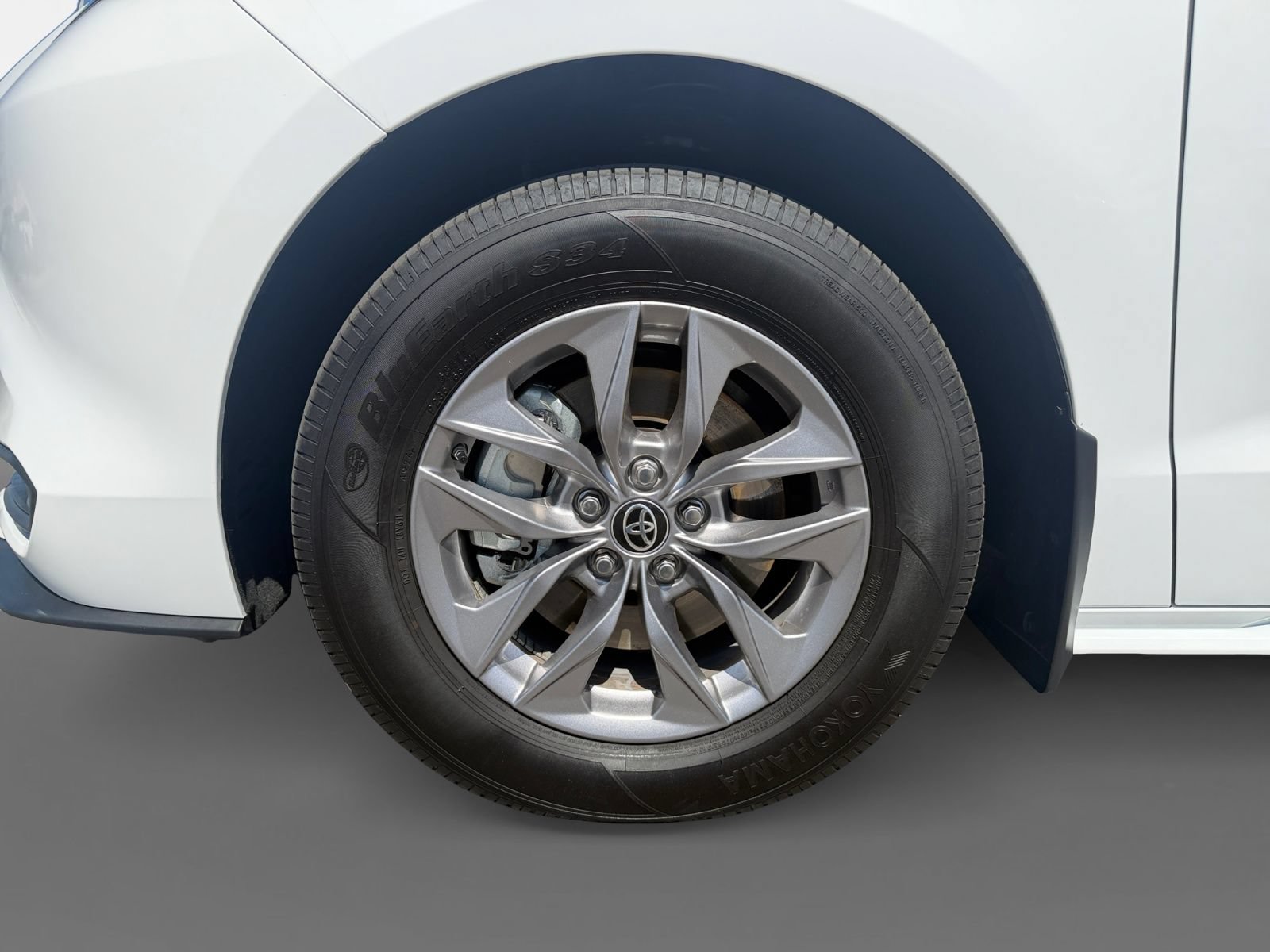 Used 2025 Toyota Sienna LE w/ LE Plus Package FWD image 14