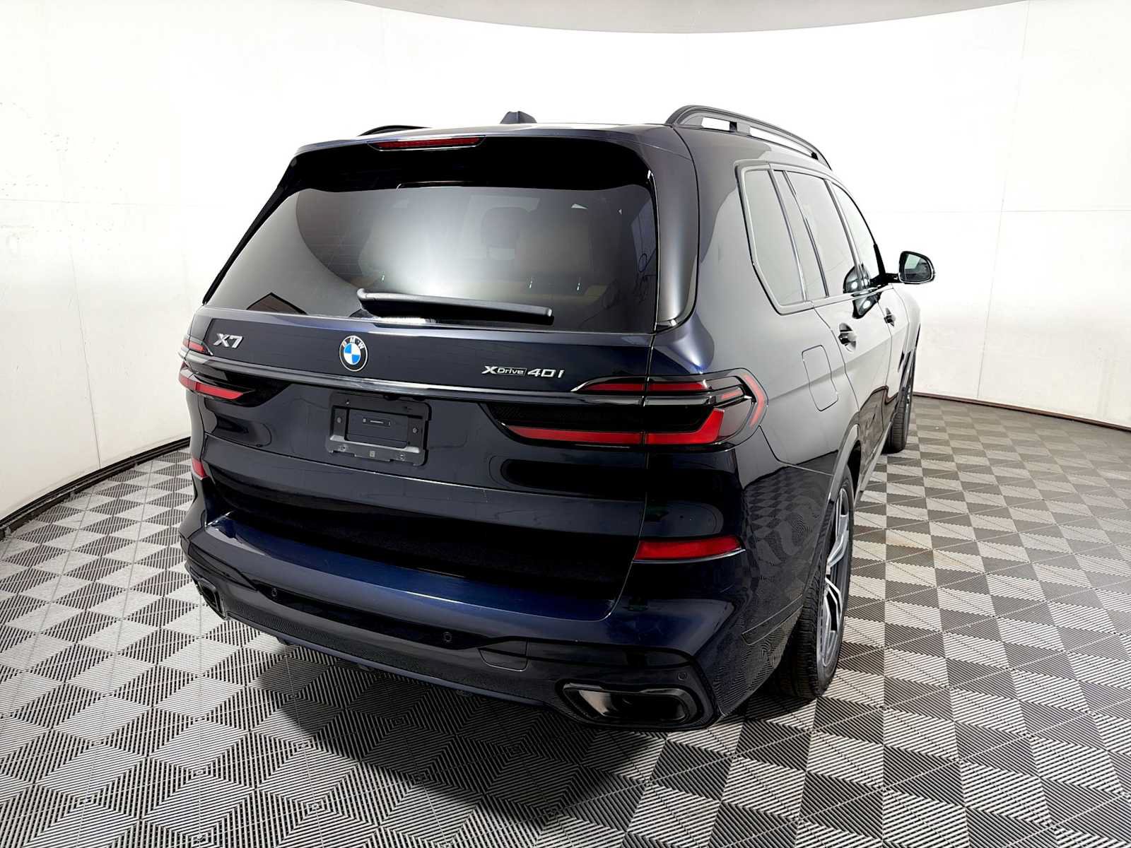 Used 2024 BMW X7 xDrive40i w/ M Sport Package AWD/4WD image 6