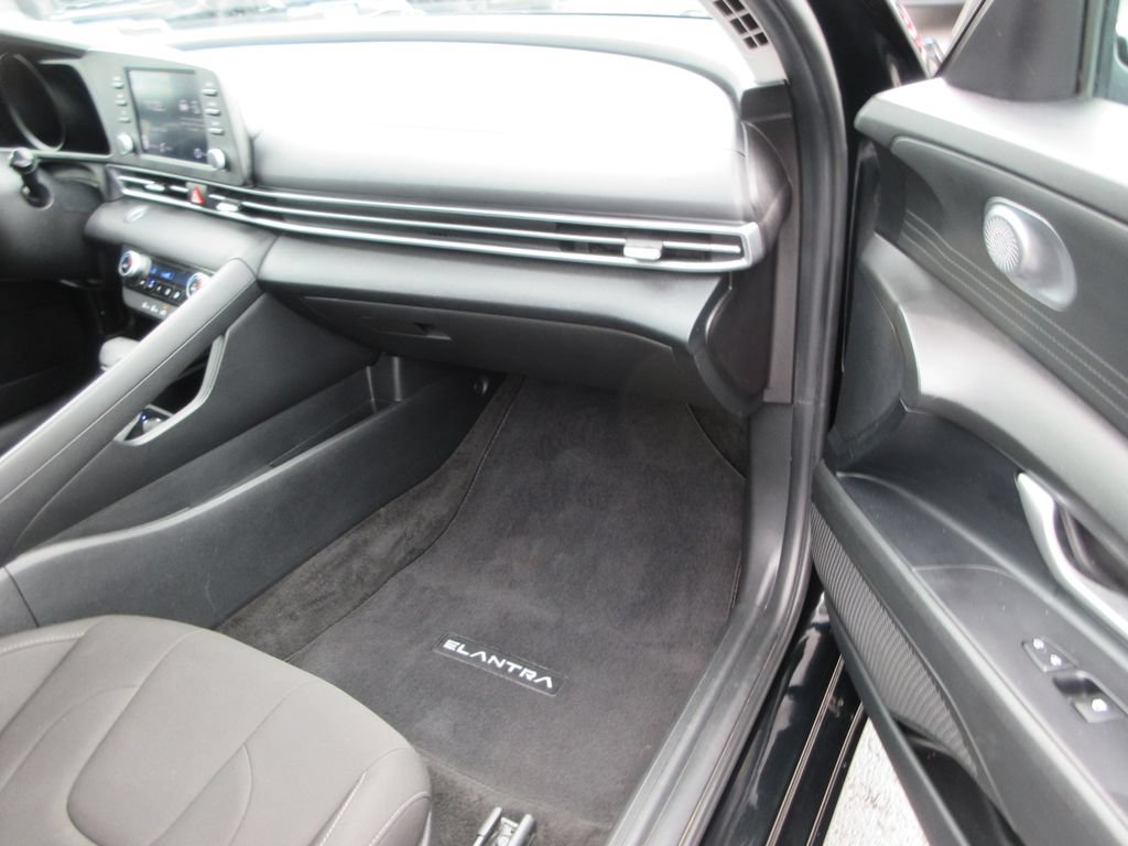 Used 2022 Hyundai Elantra SEL FWD image 17