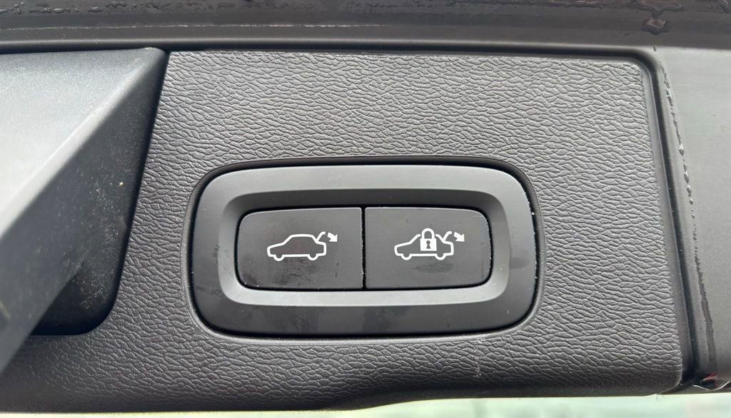 Used 2020 Volvo XC60 T5 Momentum image 25