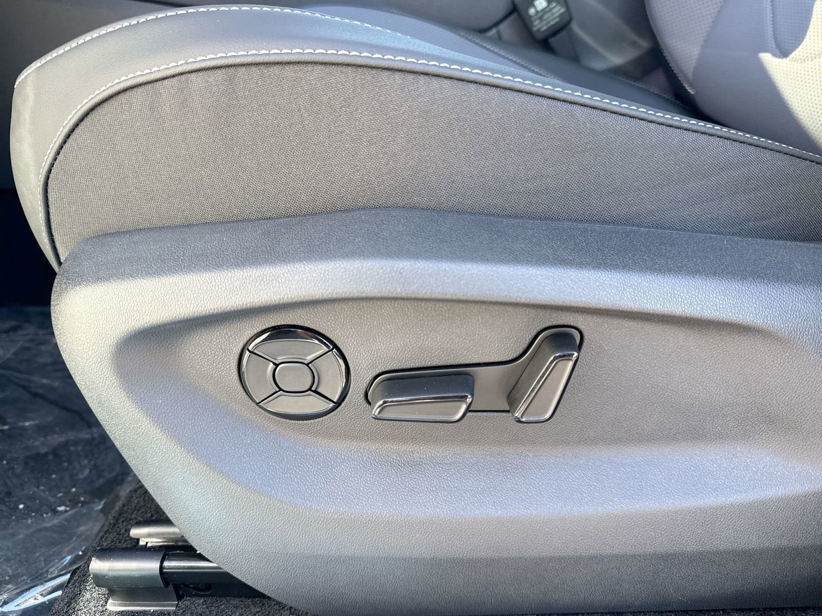 New 2026 Volkswagen Tiguan SE image 13