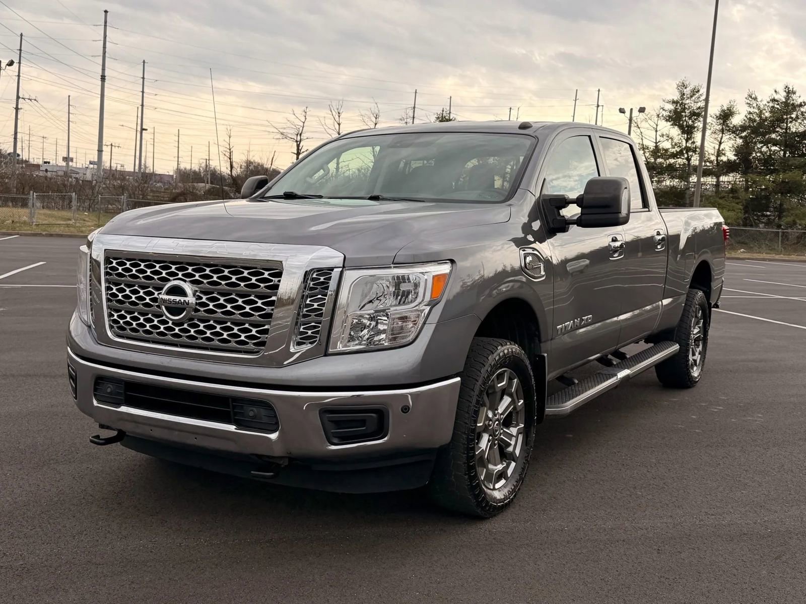Used 2019 Nissan Titan SV w/ SV Convenience Package image 2