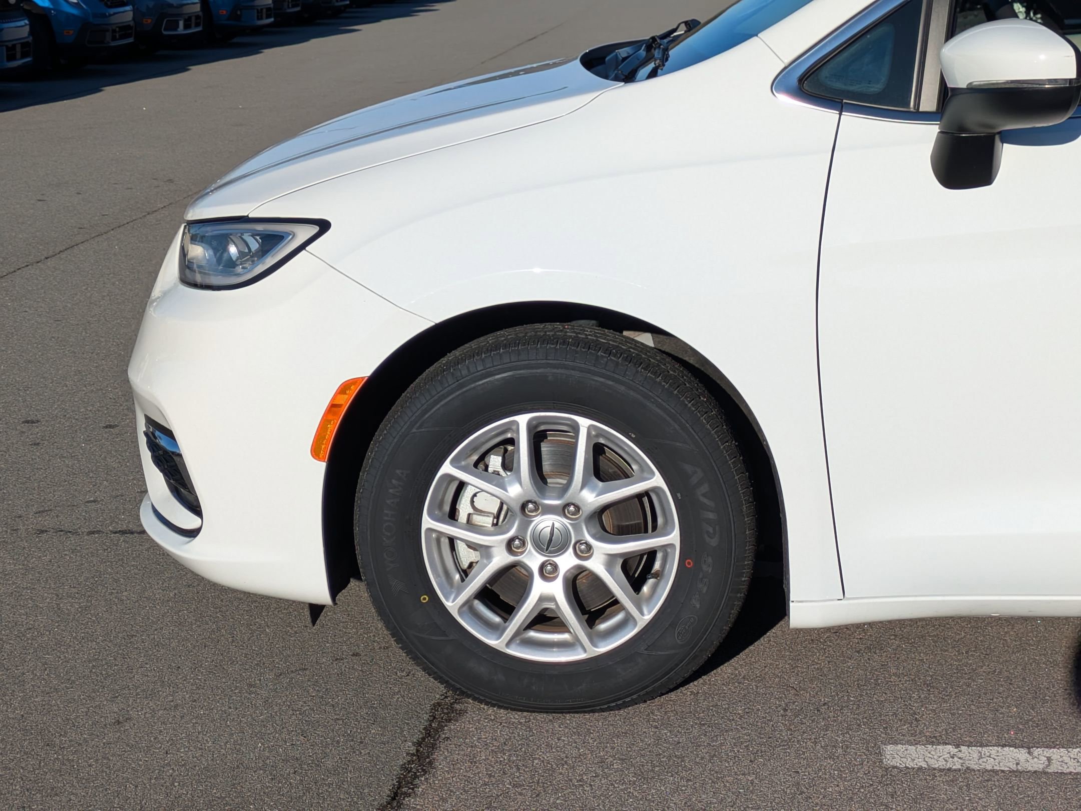 Used 2023 Chrysler Pacifica Touring-L image 11