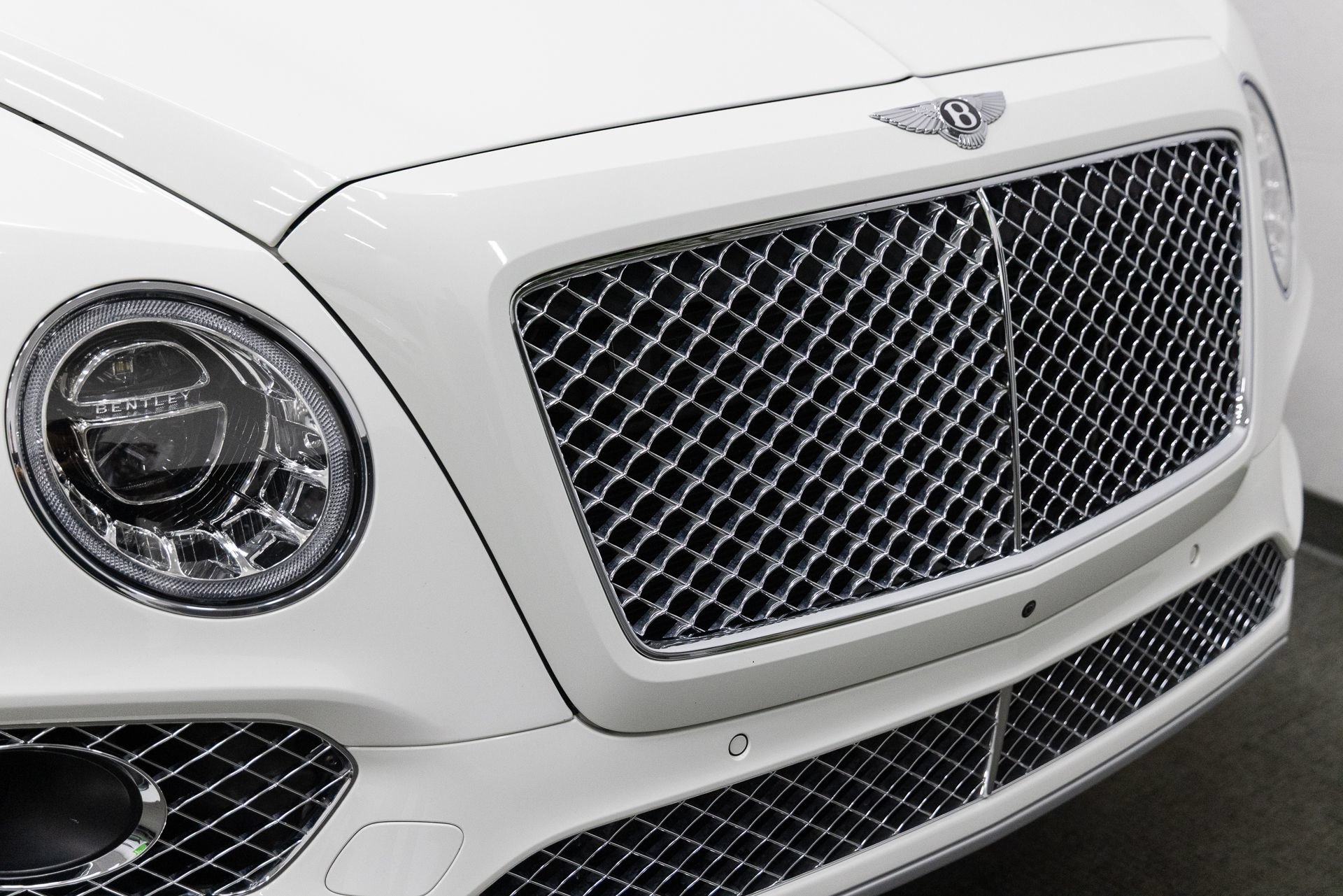 Used 2018 Bentley Bentayga AWD/4WD image 25