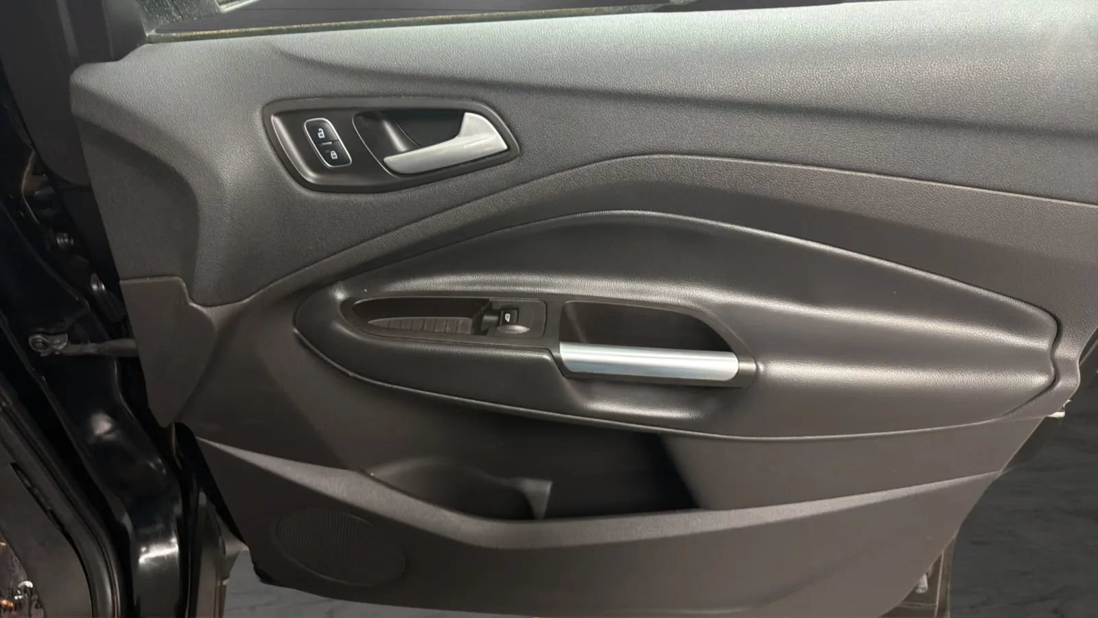 Used 2017 Ford Escape SE AWD/4WD image 16