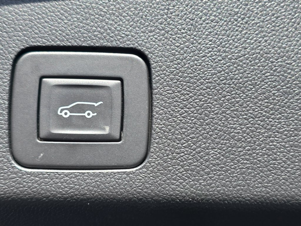 Used 2024 Buick Encore GX Avenir w/ Avenir Convenience Package FWD image 14