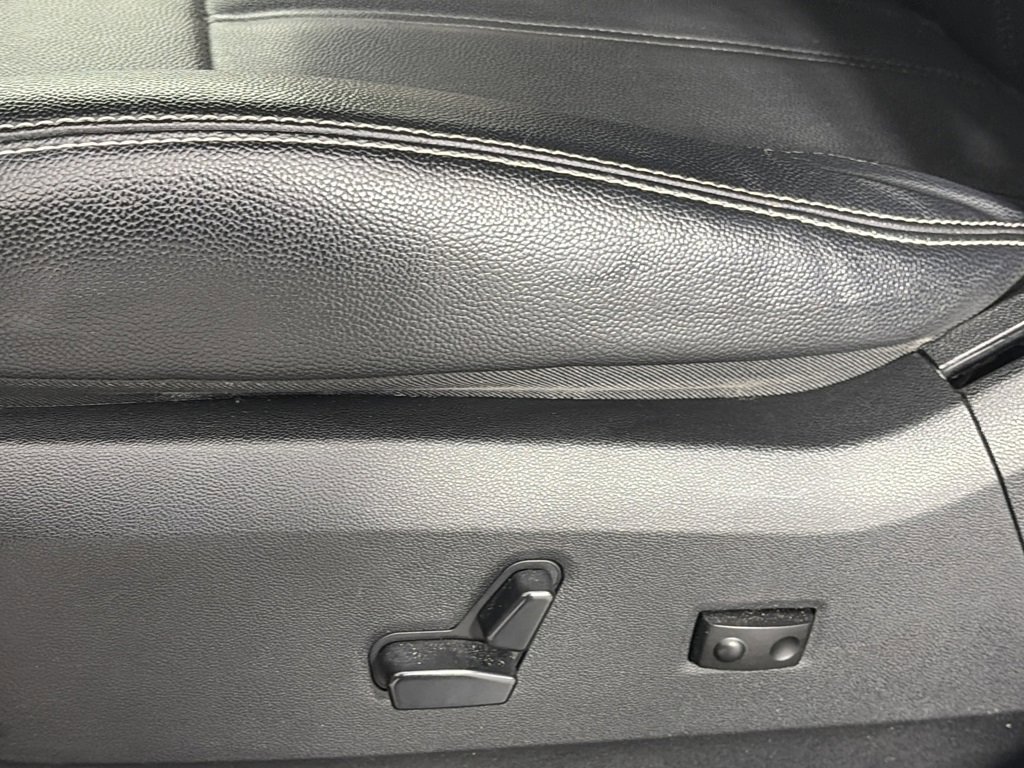 Used 2015 Chrysler Town & Country Touring image 24