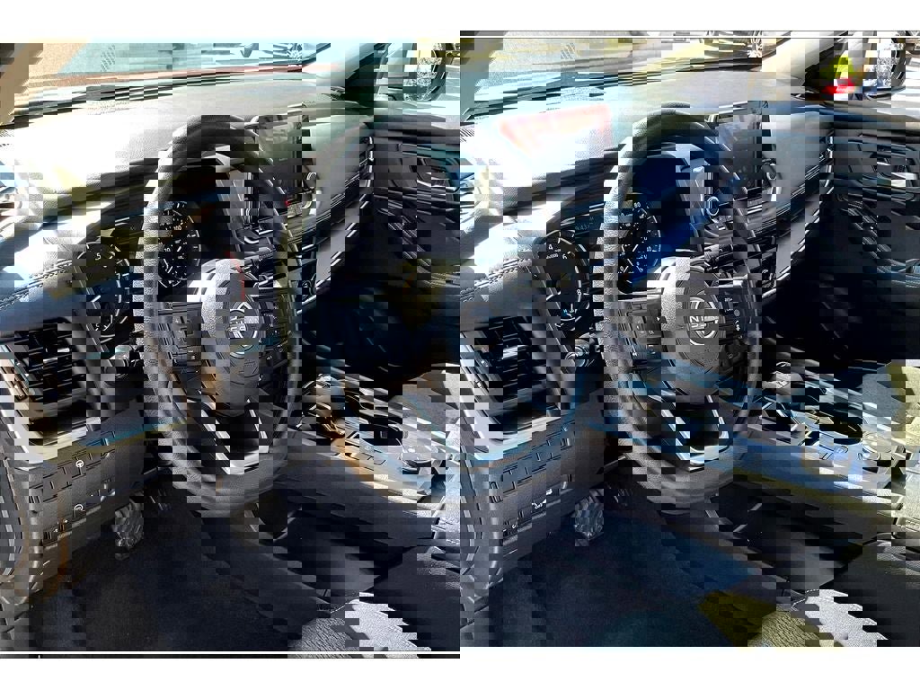 Used 2024 Nissan Rogue SV image 14