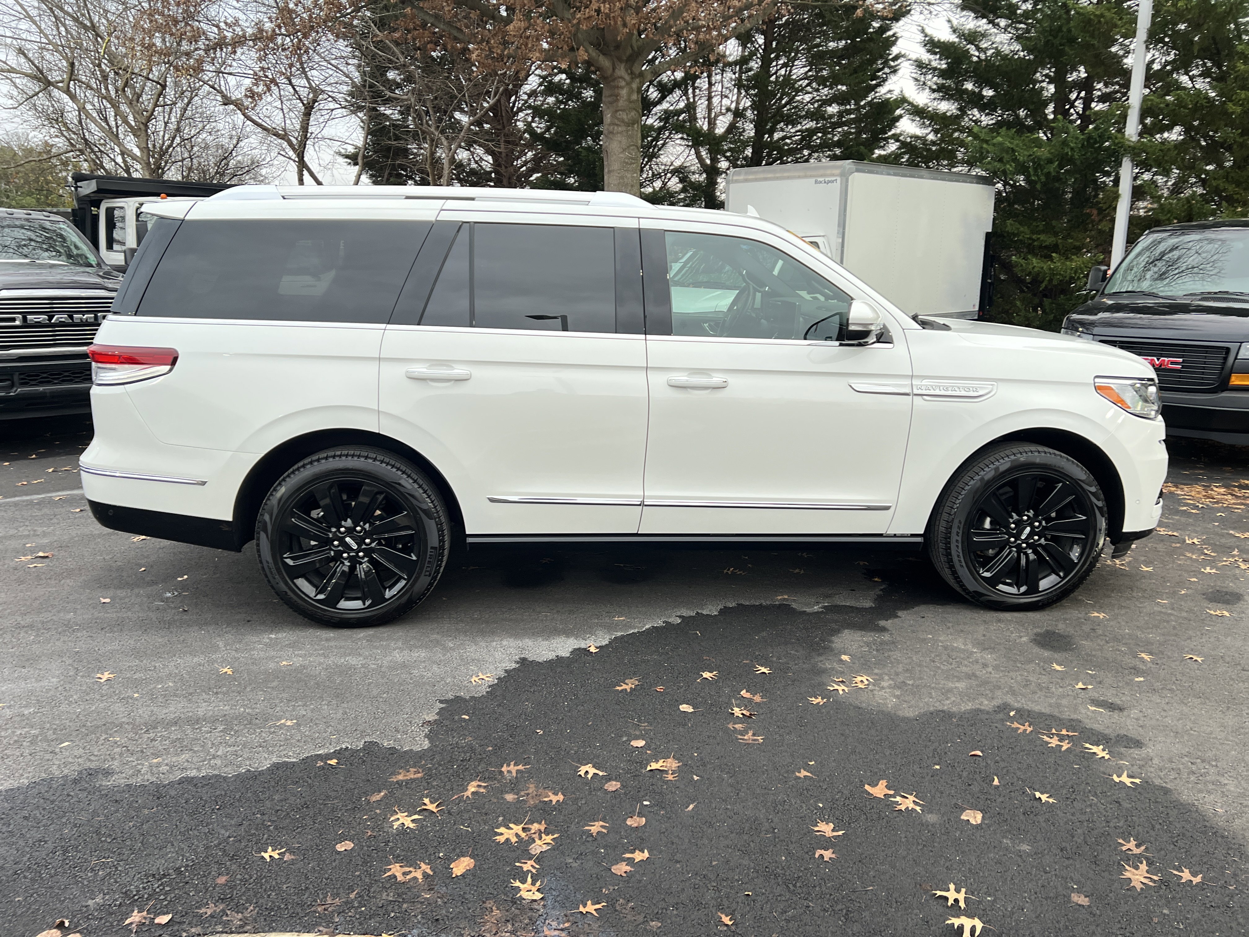 Used 2024 Lincoln Navigator Reserve image 11