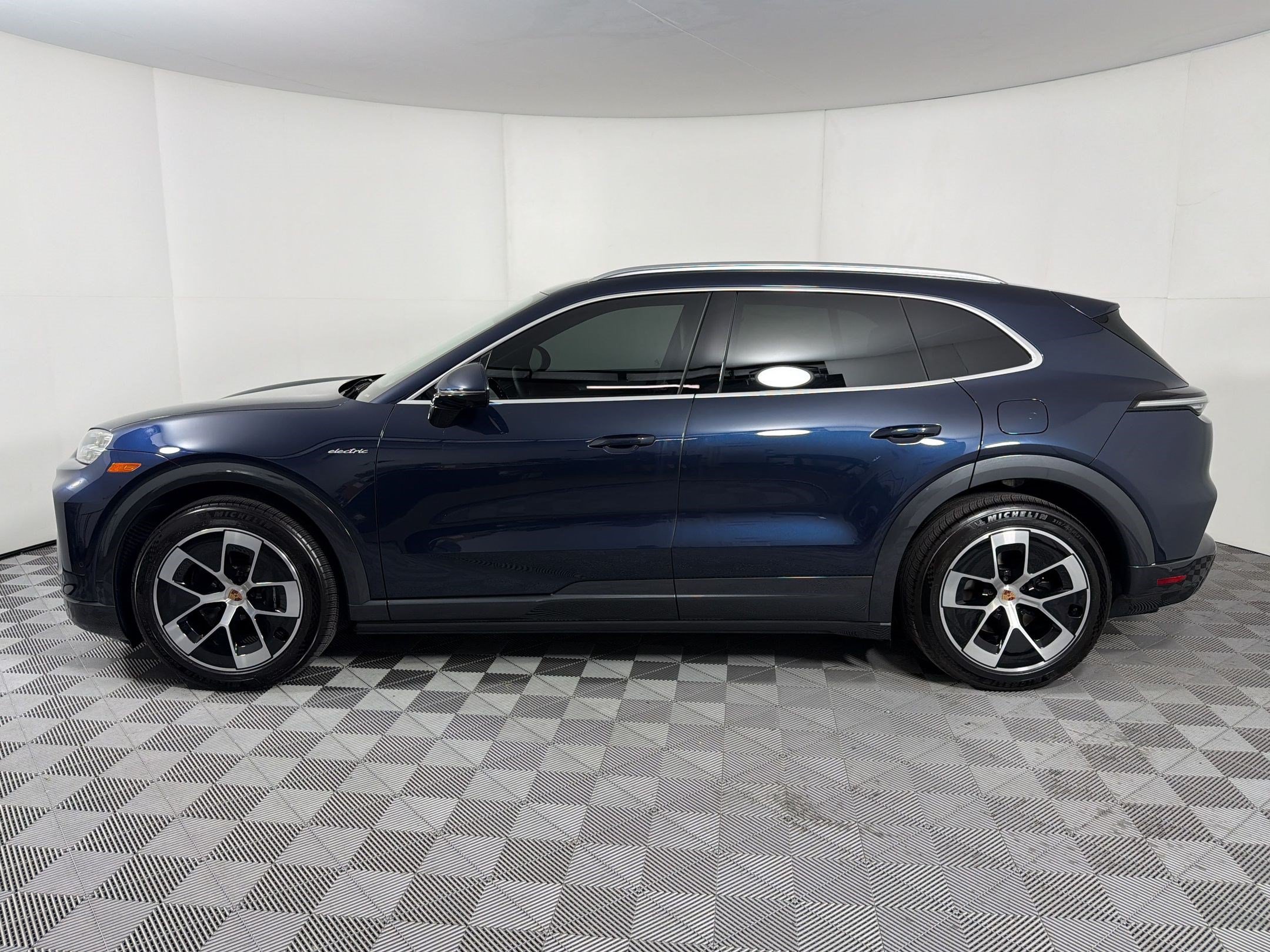 New 2026 Porsche Cayenne Electric AWD/4WD image 2