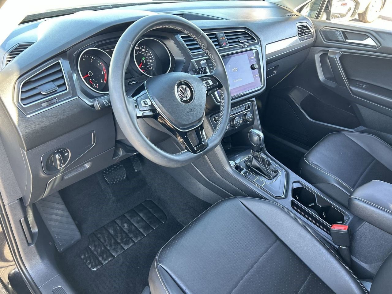 Used 2021 Volkswagen Tiguan SE FWD image 15