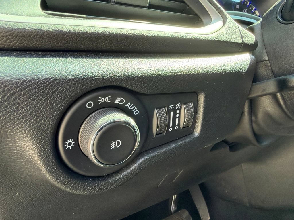 Used 2025 Chrysler Pacifica Select FWD image 27