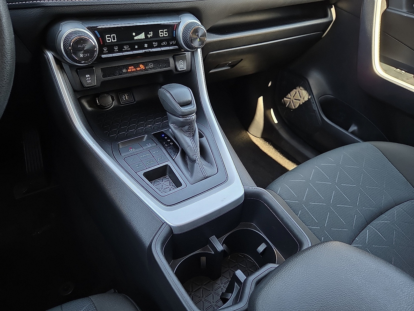 Used 2025 Toyota RAV4 XLE AWD/4WD image 25
