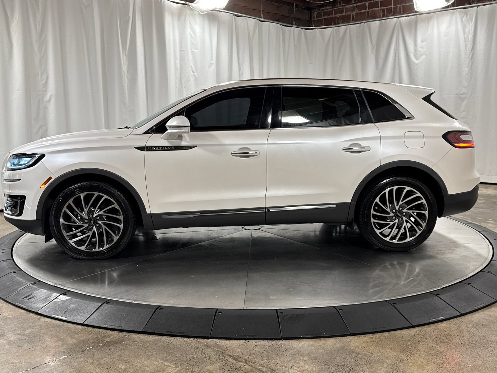 Used 2019 Lincoln Nautilus Reserve AWD/4WD image 8