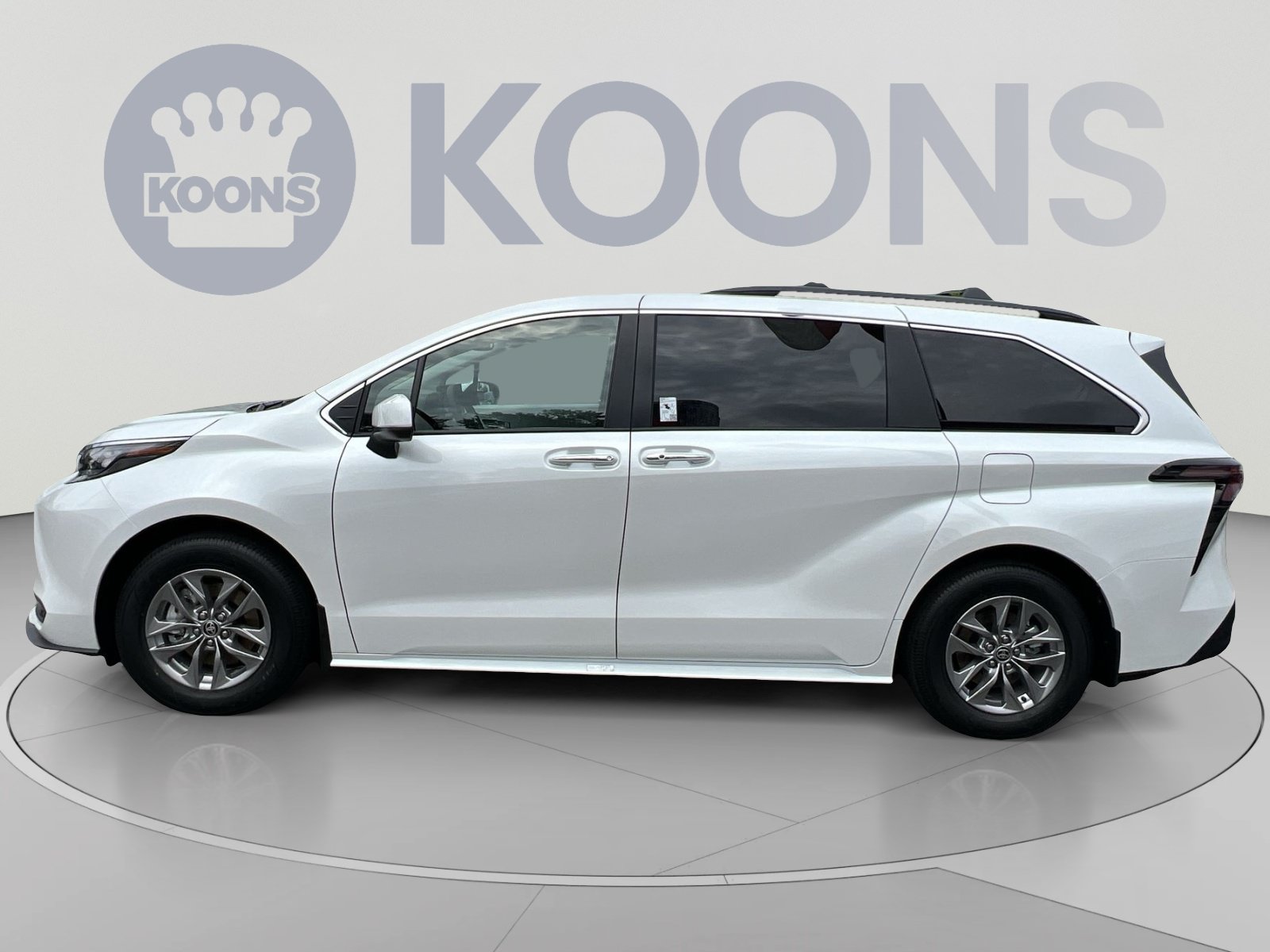 Used 2026 Toyota Sienna XLE AWD/4WD image 2