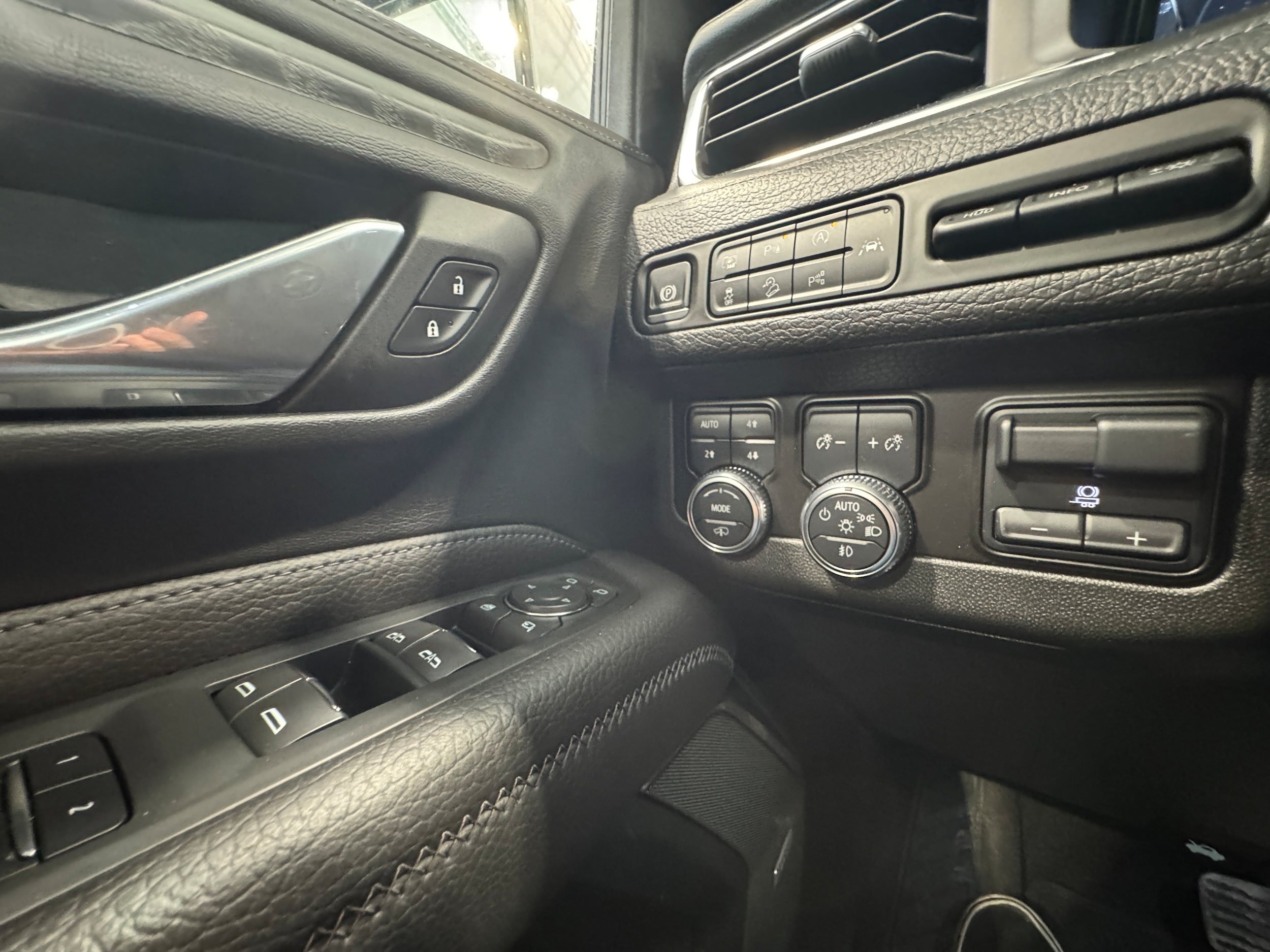 Used 2024 GMC Yukon XL Denali w/ Advanced Technology Package AWD/4WD image 17