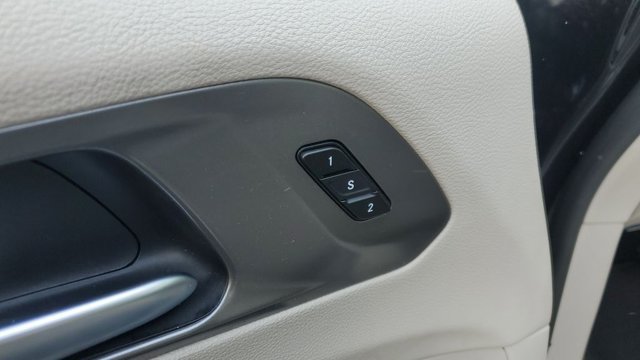 Used 2024 Chrysler Pacifica Touring-L FWD image 6