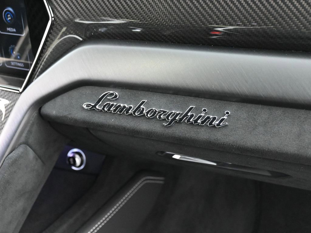 Used 2024 Lamborghini Urus Performante AWD/4WD image 36