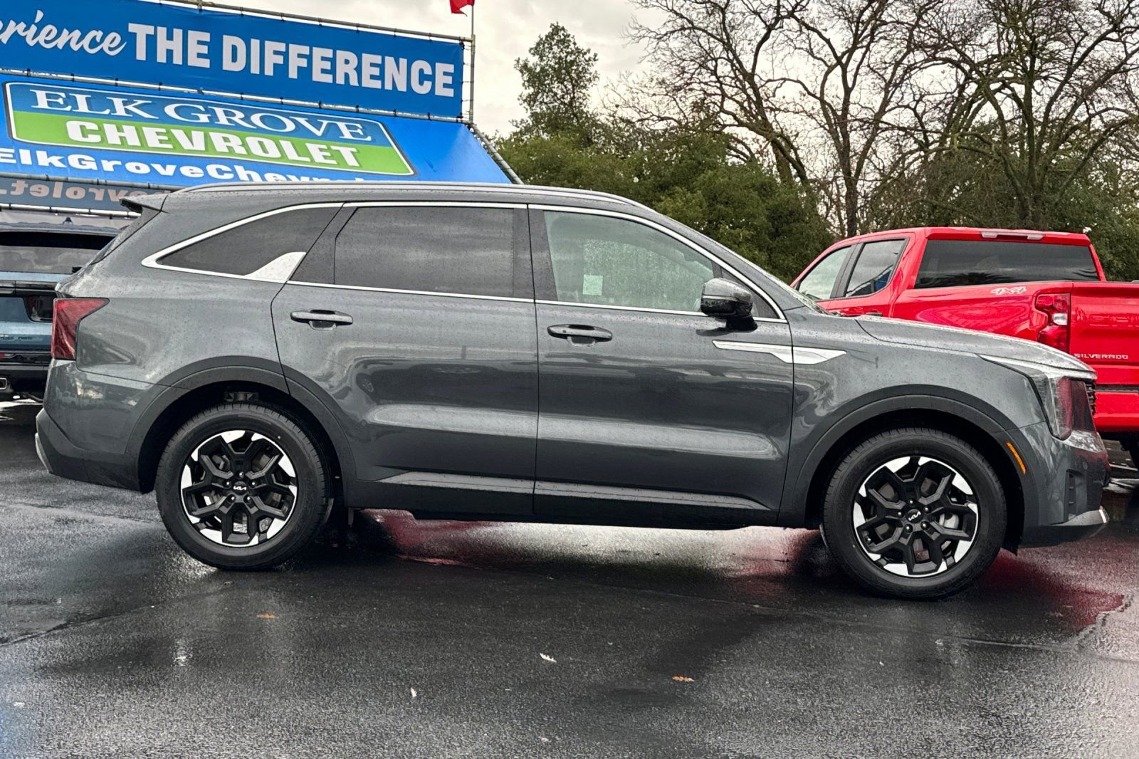 Used 2024 Kia Sorento S image 2