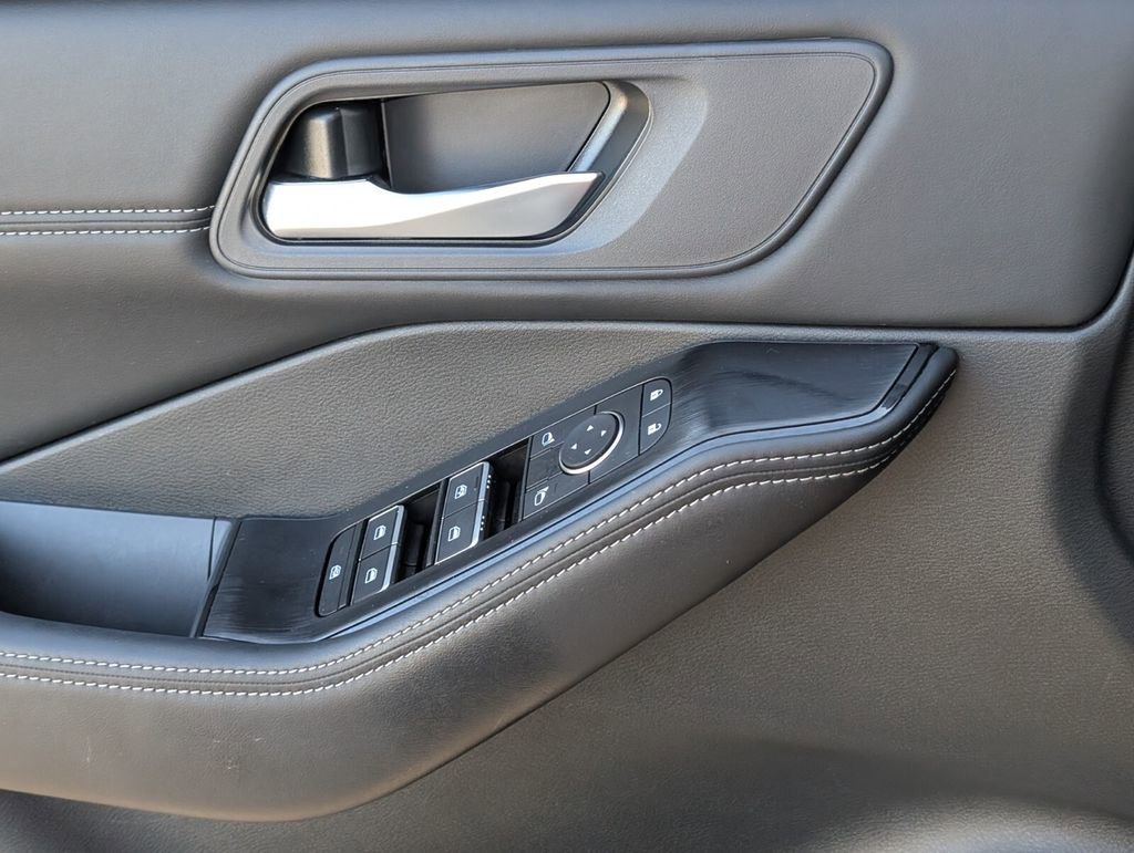 Certified 2025 Nissan Rogue SL FWD image 28