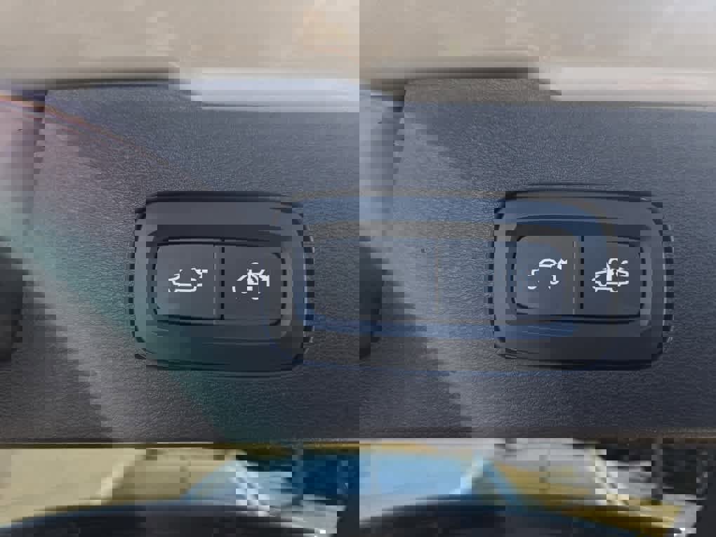 Used 2025 Volvo V60 B5 Cross Country Ultra w/ Climate Package image 6