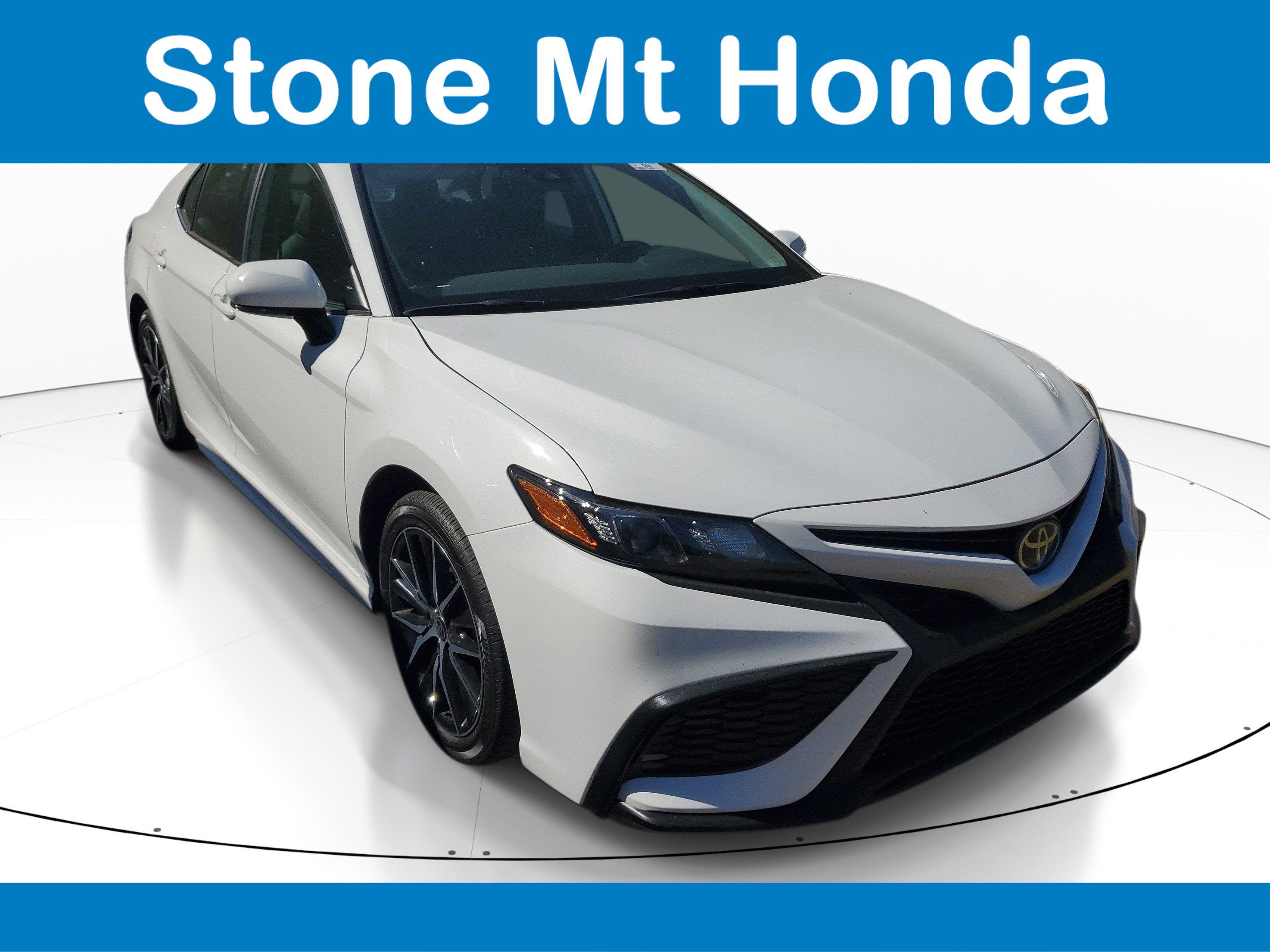 Used 2024 Toyota Camry SE FWD image 1